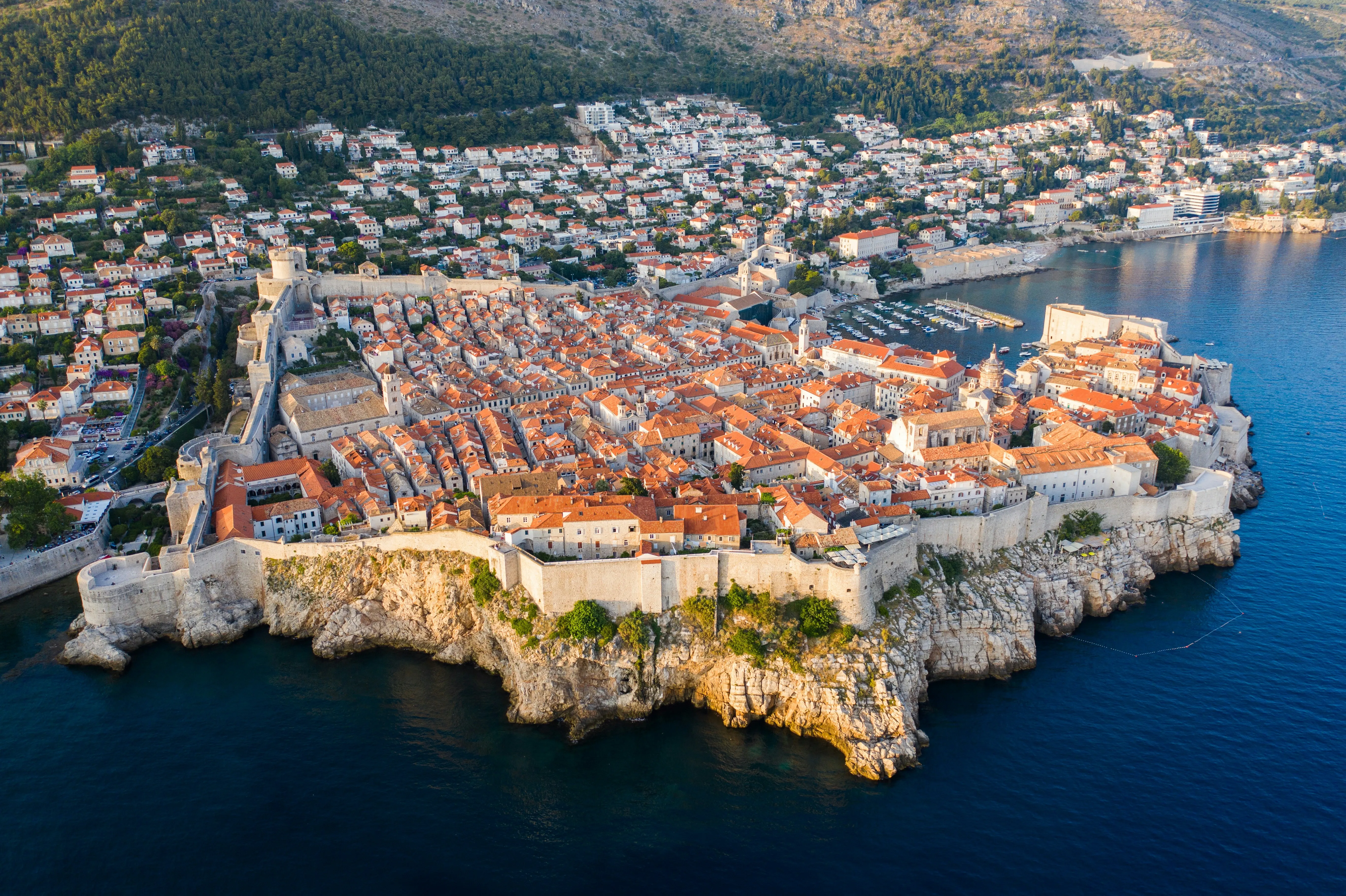Vue aérienne de Dubrovnik, Croatie, montrant la vieille ville fortifiée sur une péninsule entourée par la mer bleue