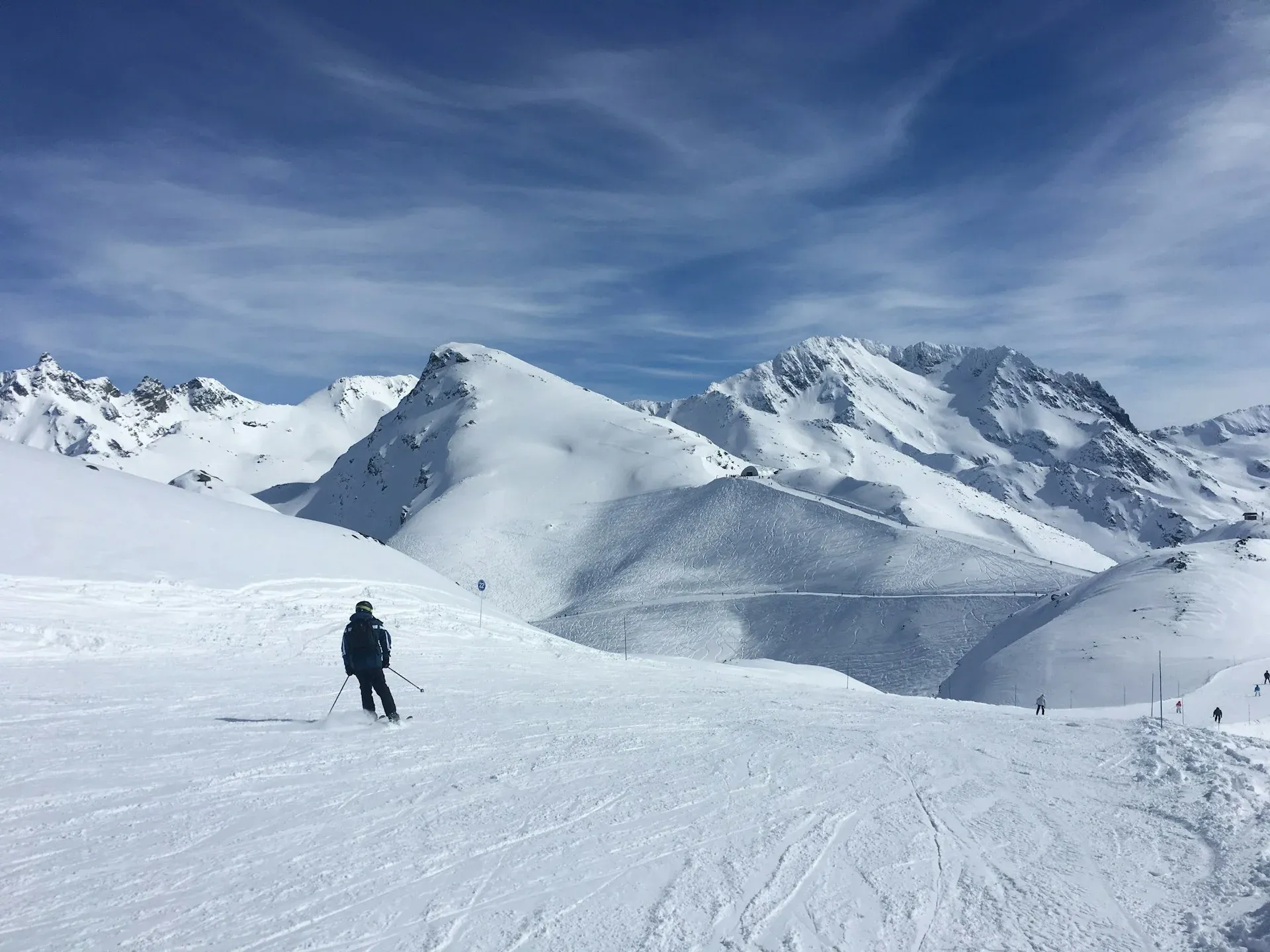 Panoramski pogled na Grenoble u sumrak, s gradskim svjetlima i planinskom pozadinom