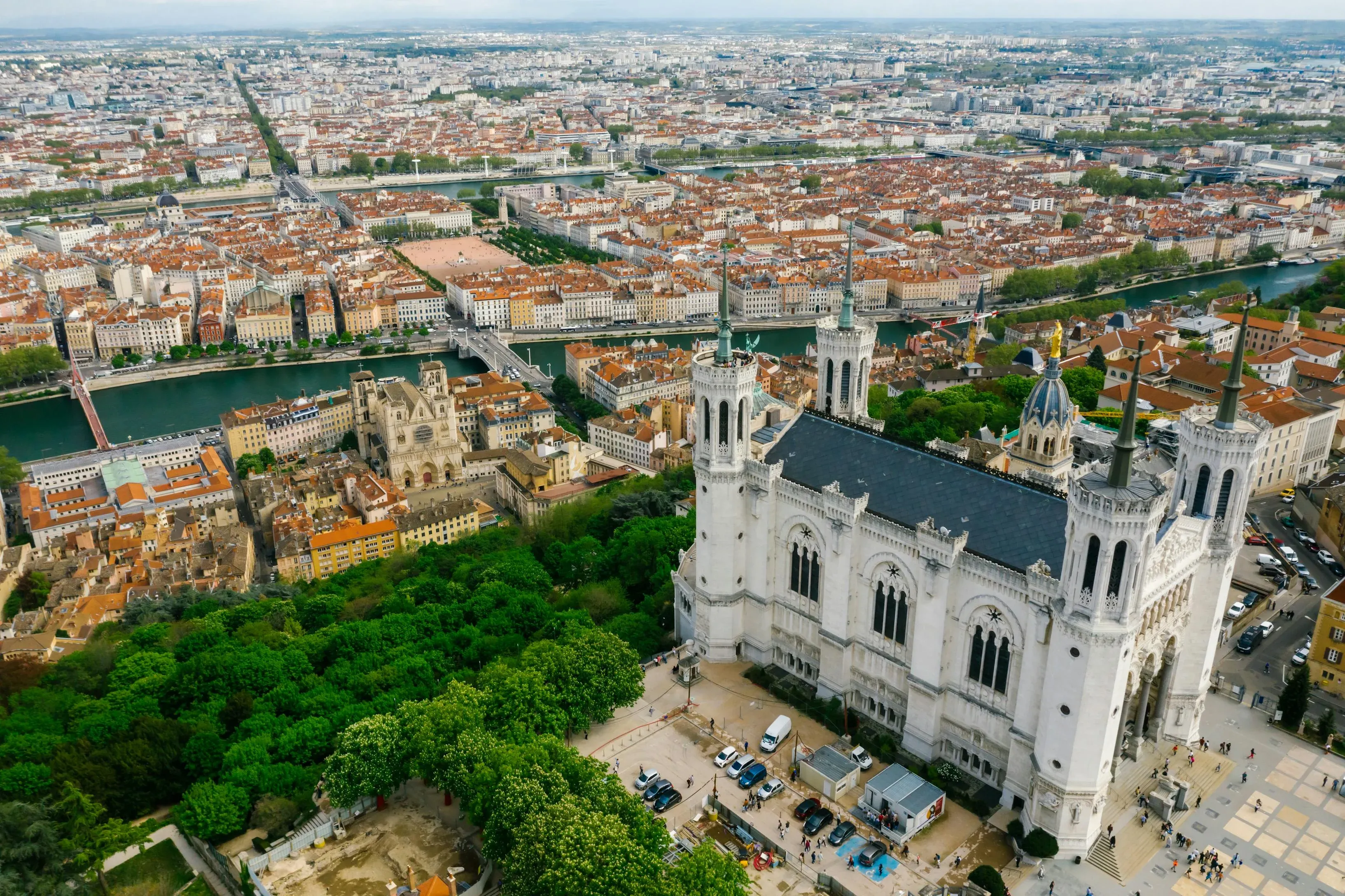 Kip Luja XIV na trgu Place Bellecour u Lyonu noću, uz osvijetljeni panoramski kotač
