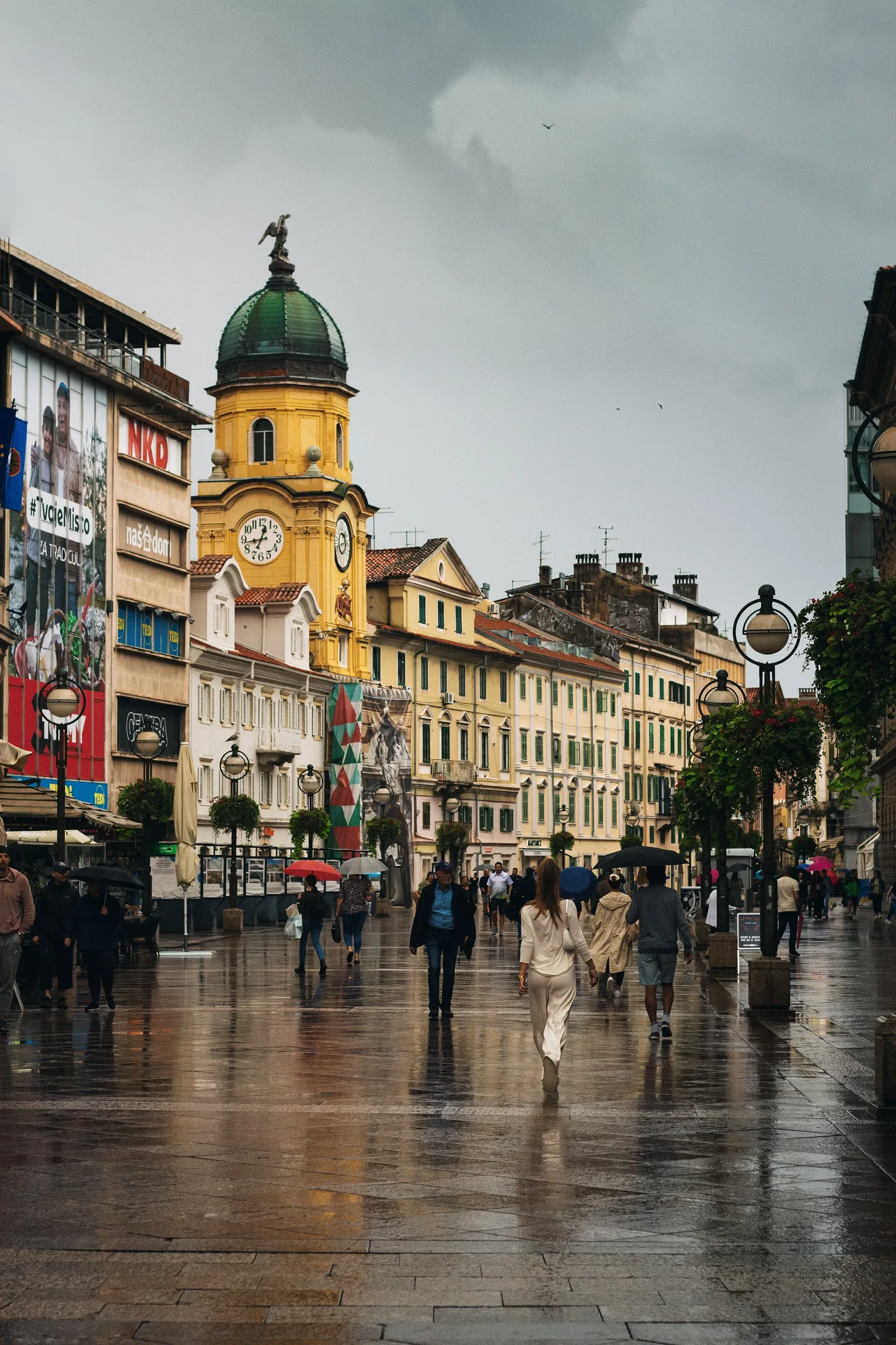 La promenade principale de Rijeka, Korzo, avec sa tour de la ville emblématique (Gradski Toranj)