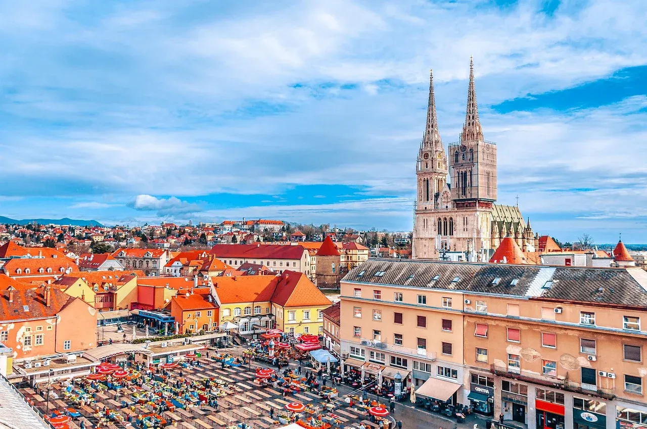 Mercado Dolac de Zagreb movimentado, com a catedral ao fundo